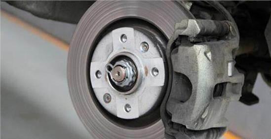 刹车片磨损指示灯:汽车刹车片报警灯亮后还能开多久?